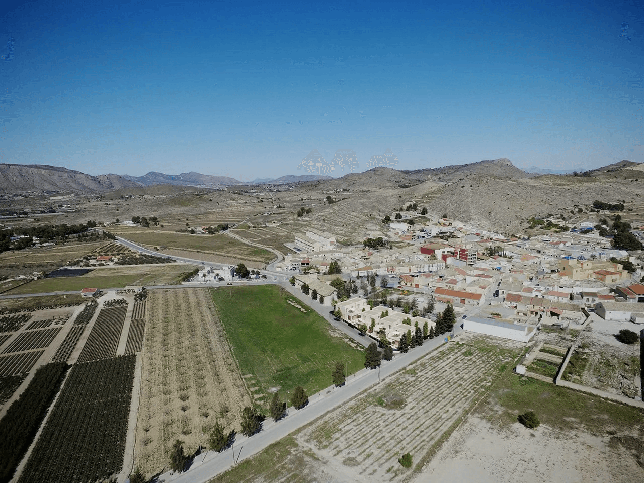 Modernas villas de 3 dormitorios y 3 baños con aseo, sótano, aire acondicionado y piscina privada en un paisaje muy bonito