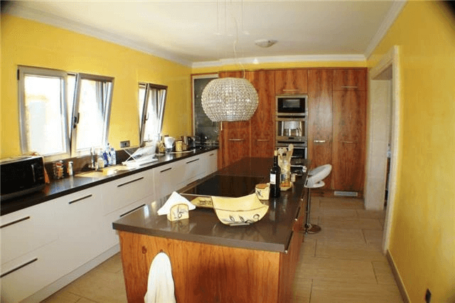 Villa de luxe en parfait état, avec piscine débordante, appartement d‘invité, FH, vue mer, garage et beaucoup plus.