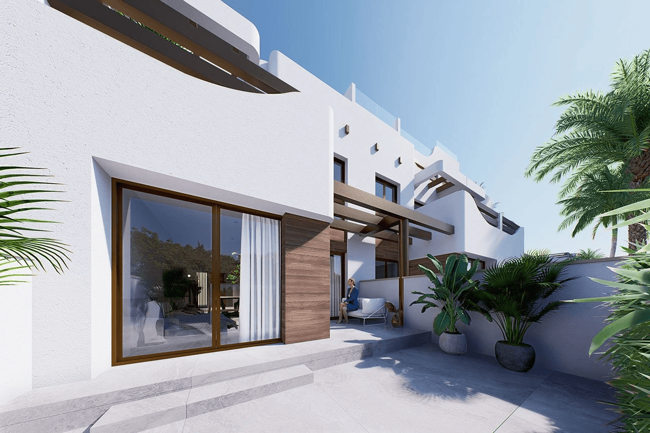 Bungalows bajos de 2 dormitorios y 2 baños con parking privado y piscina comunitaria a tan solo 200 m de la playa