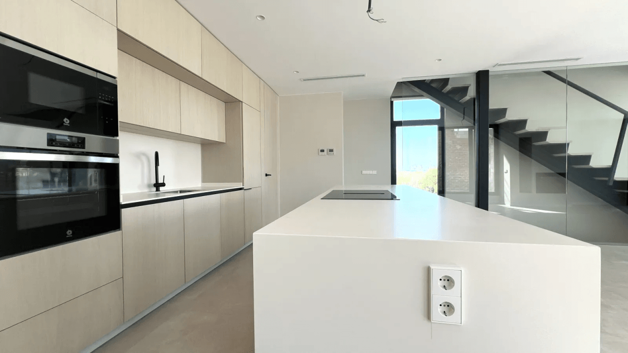 Villa de lujo de nueva construcción con acceso directo a la playa a poca distancia del puerto y del campo de golf.