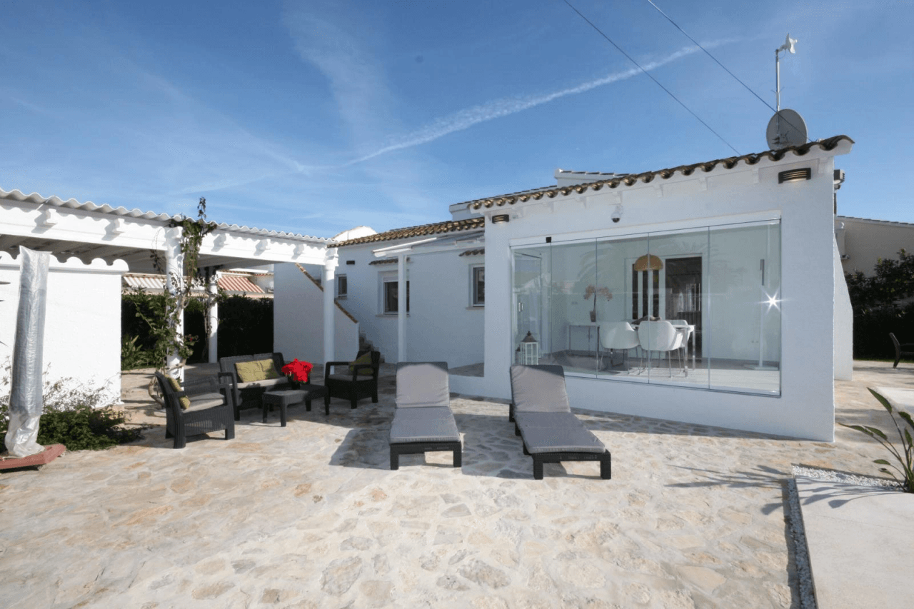 chöne Villa mit vielen Extras, 3 Schlafzimmer, 2 Badezimmer, Wintergarten, BBQ, Außendusche, Klima, Zentralheizung u.v.a.m.