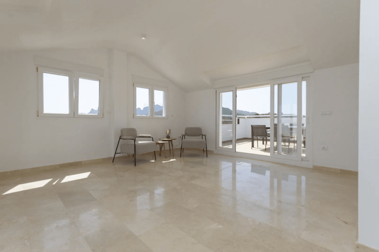 Superbe appartement duplex penthouse de 2 chambres dans un endroit calme avec vue imprenable sur le Monte Pego