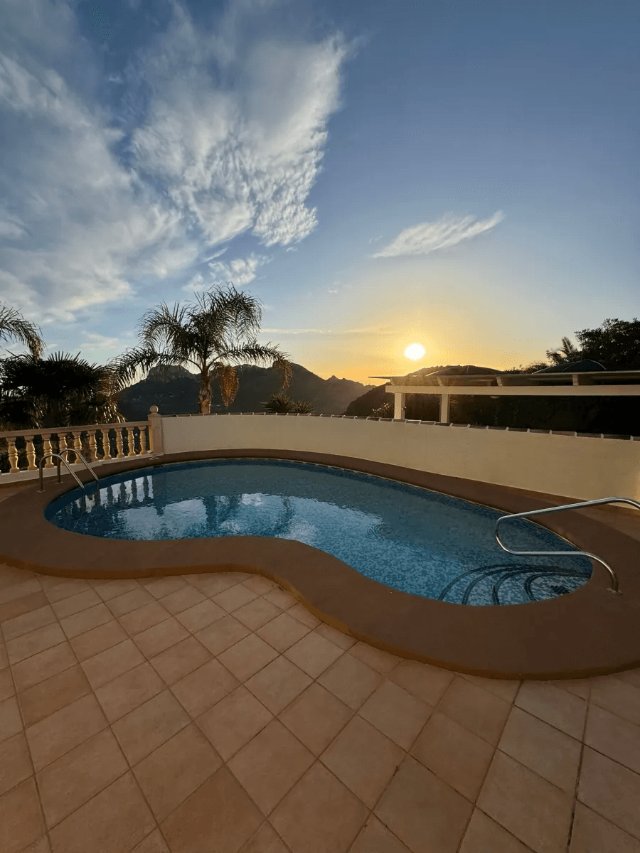 Villa muy bien cuidada de 4 dormitorios con piscina en una impresionante ubicación panorámica en Rafol del Almunia
