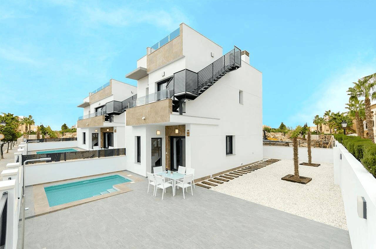 Villas avec 3 chambres, 3 salles de bains, climatisation pré-installée, piscine privée et parking privé