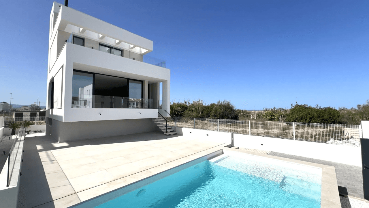 Villa de lujo de nueva construcción con acceso directo a la playa a poca distancia del puerto y del campo de golf.
