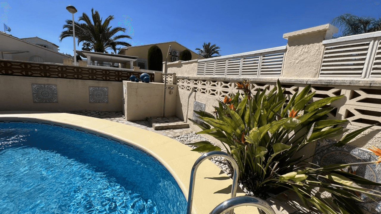 Sehr gepflegte Villa, ruhig und sonnig, nur 500 Meter zum Meer