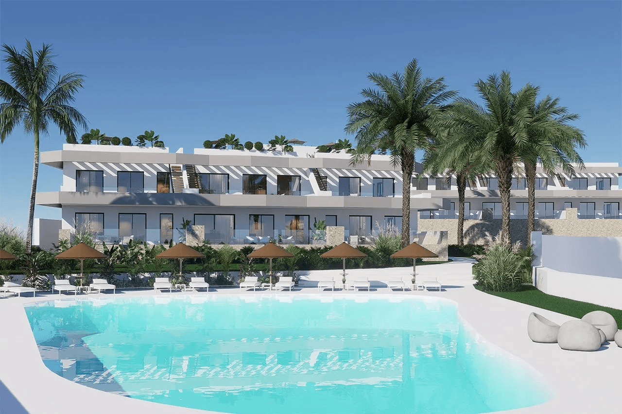 Appartements de 2 chambres au dernier étage avec 2 salles de bains, piscine communautaire et vue sur la mer
