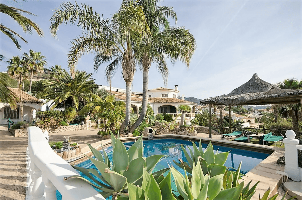Villa d'exception avec plusieurs maisons d'hôtes dans un parc bien entretenu à Calpe.
