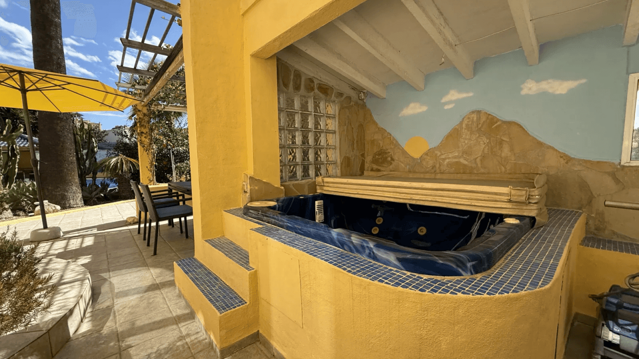 Große Villa auf Eckgrundstück mit Pool und Doppelgarage in Top-Lage Benissa Montemar