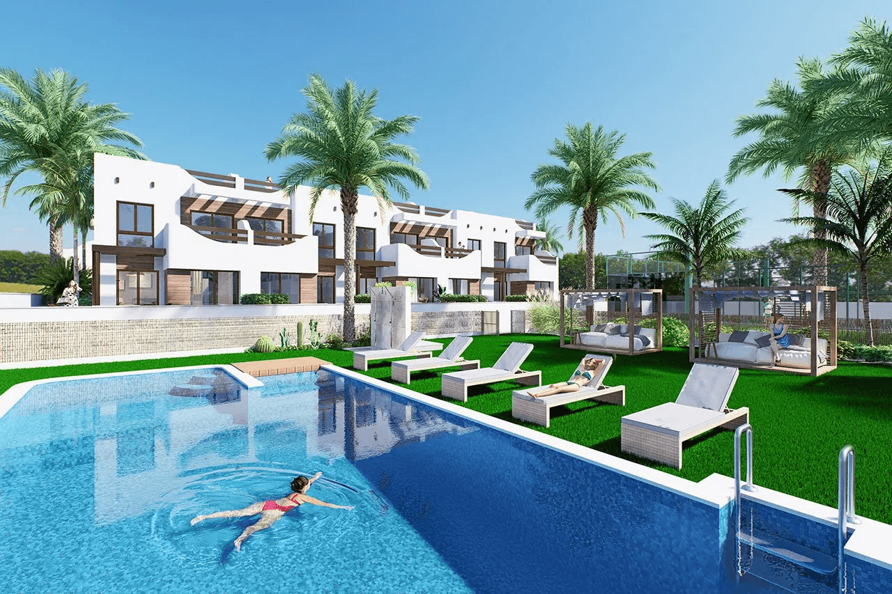 Bungalows altos de 2 dormitorios y 2 baños con solario, parking privado y piscina comunitaria a tan solo 200 m de la playa