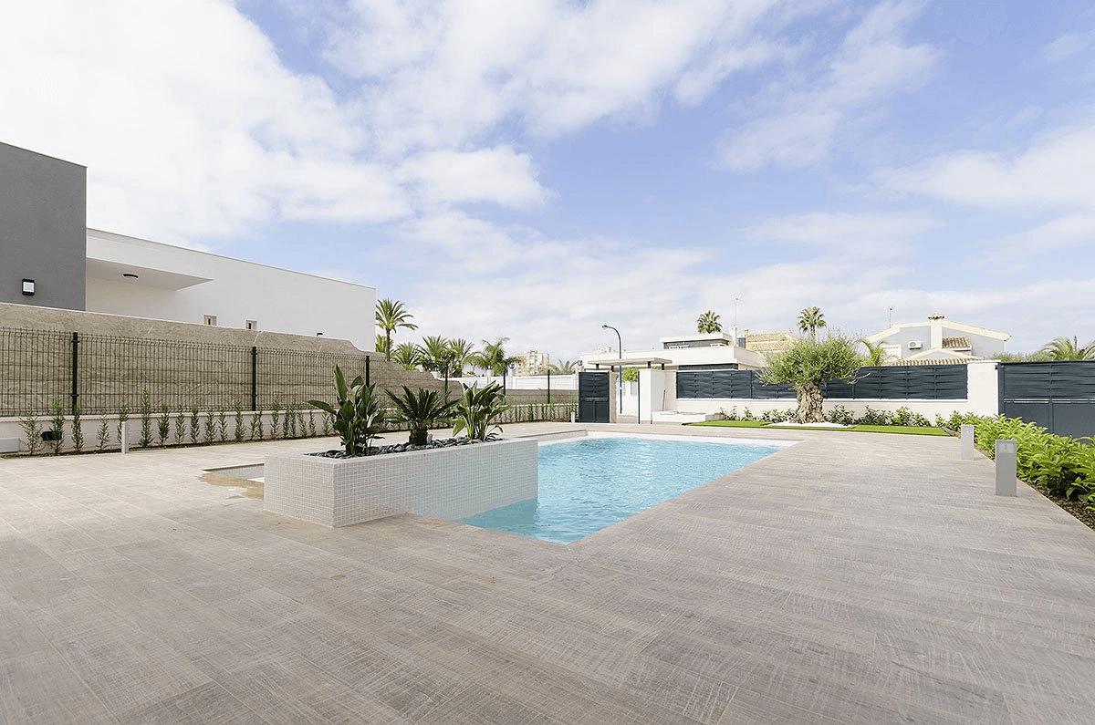 Villas exclusives avec 3 - 4 chambres à coucher, 2 salles de bains, W.C., toit-terrasse et piscine privée à seulement 600 m de la plage