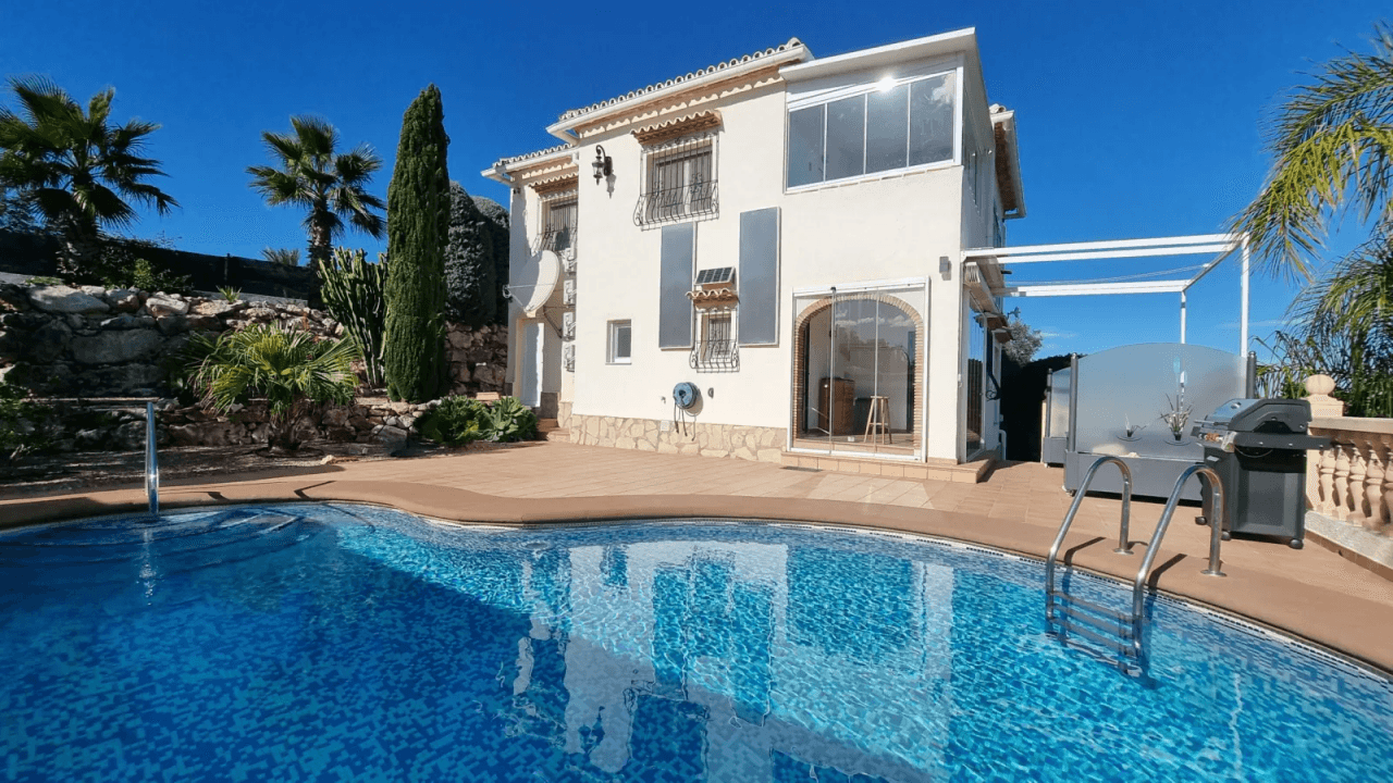 Villa muy bien cuidada de 4 dormitorios con piscina en una impresionante ubicación panorámica en Rafol del Almunia