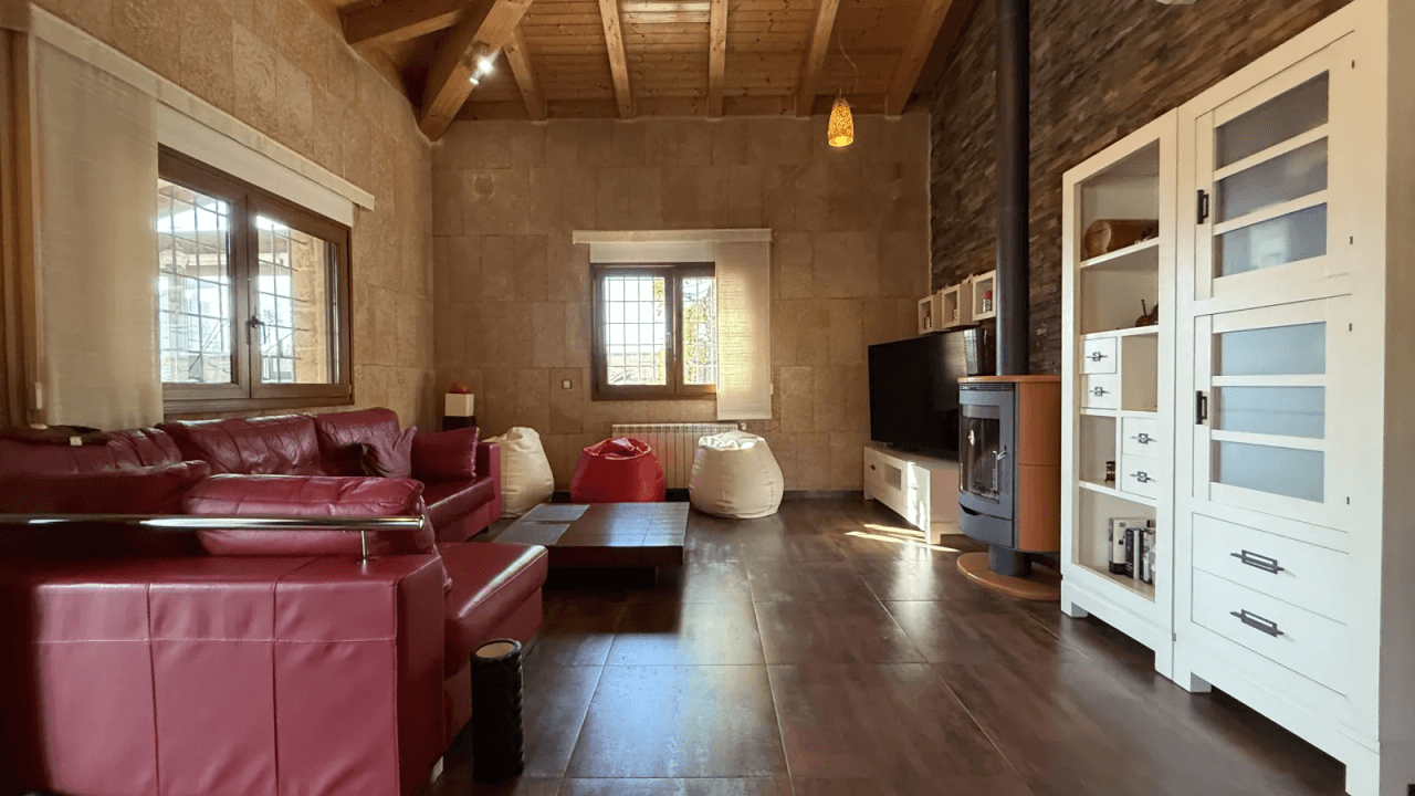 Villa exclusive de style méditerranéen alliant luxe, efficacité énergétique et matériaux haut de gamme.