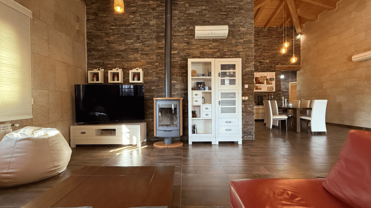 Villa exclusive de style méditerranéen alliant luxe, efficacité énergétique et matériaux haut de gamme.