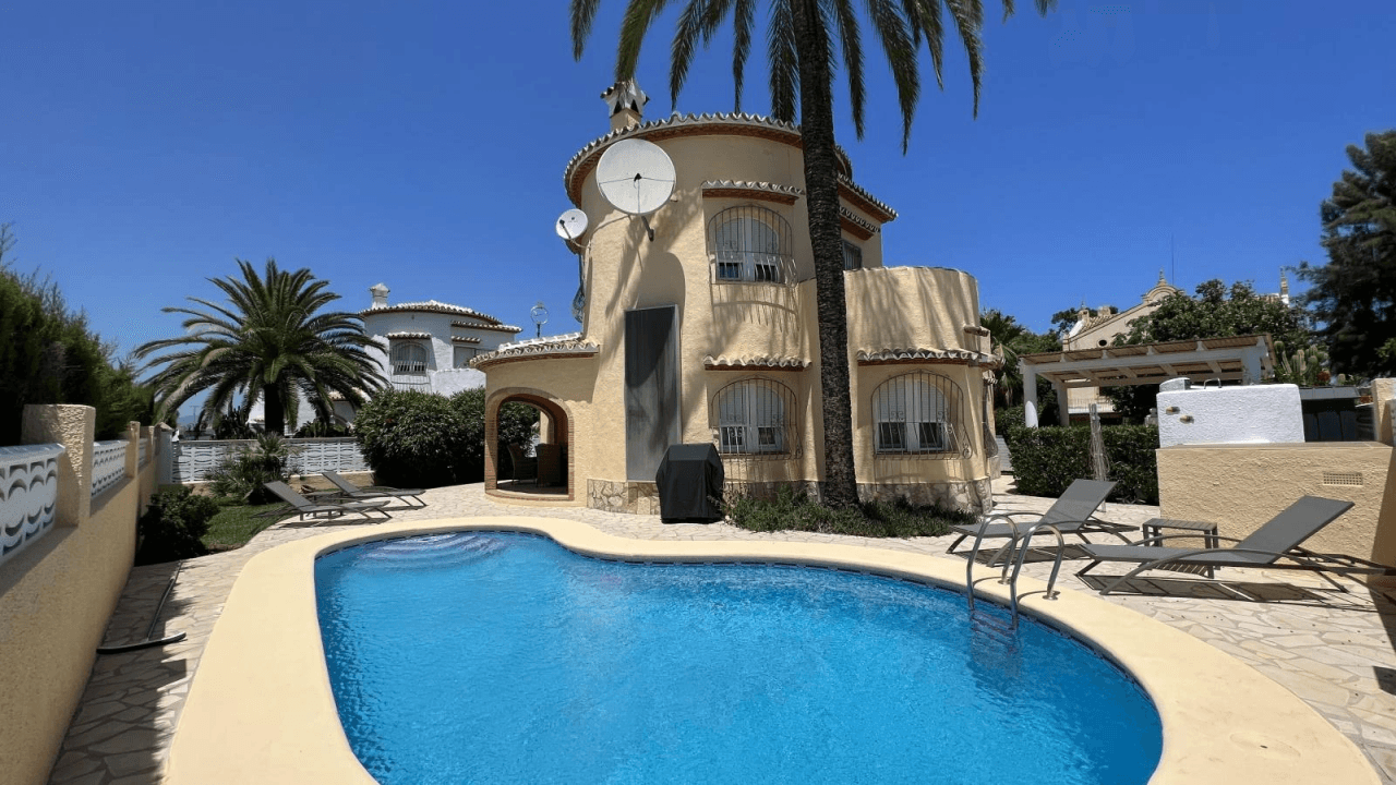 Sehr gepflegte Villa in ruhiger Wohnlage mit Privatpool in Meernähe