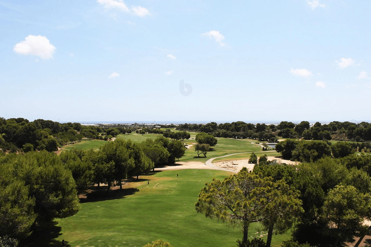 Encantadoros apartamentos de 3 dormitorios y 2 baño con piscina comunitaria en un maravilloso campo de golf