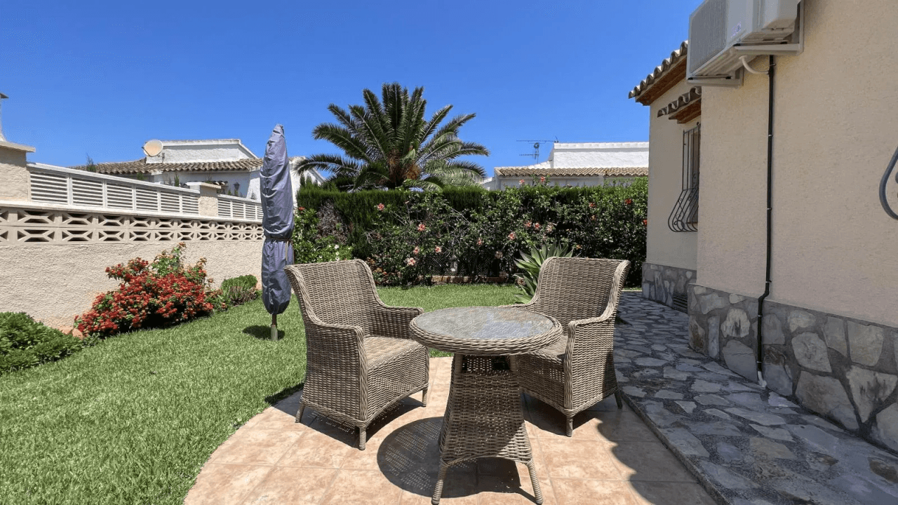 Sehr gepflegte Villa, ruhig und sonnig, nur 500 Meter zum Meer