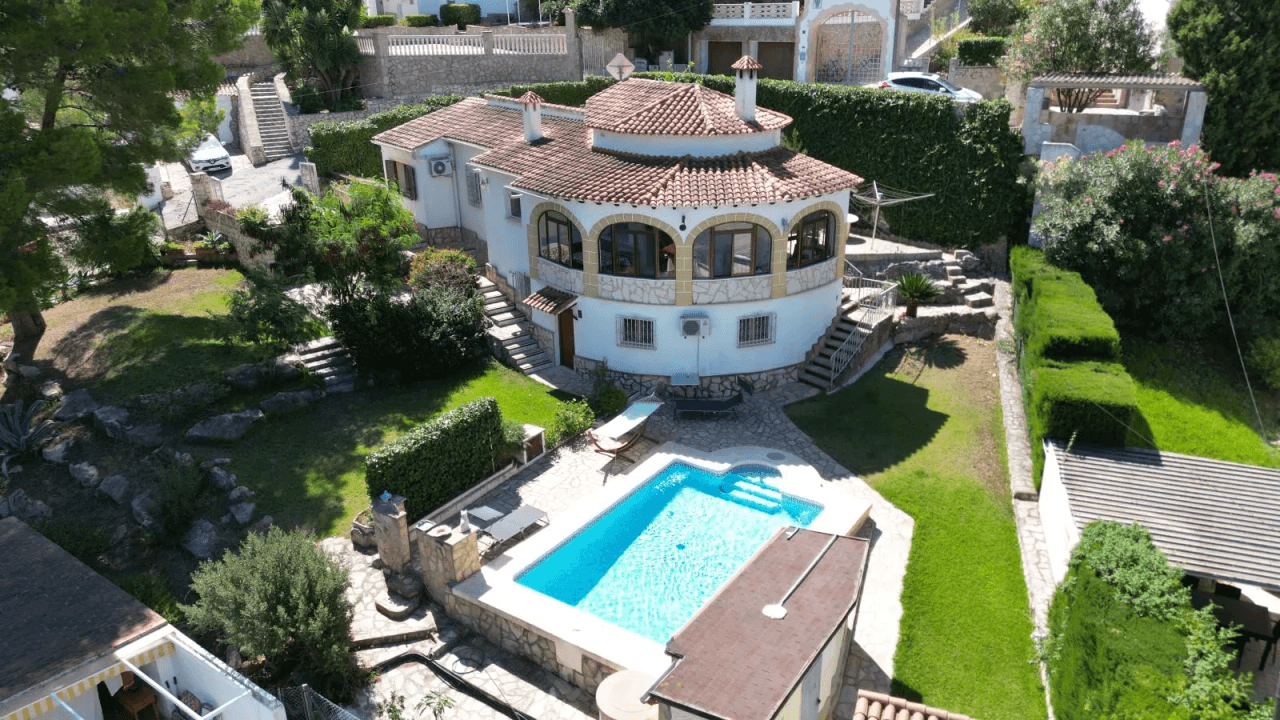 Villa mit 3 Schlafzimmern, 2 Badezimmer, Schwimmbad, Garten und vielem mehr.