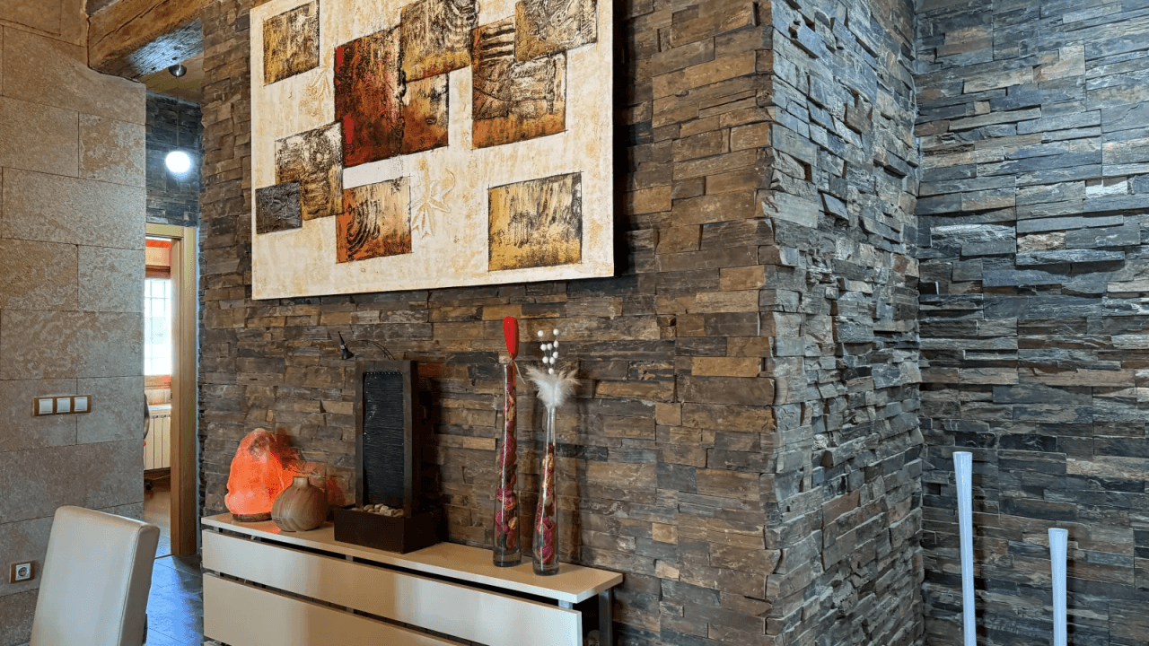 Villa exclusive de style méditerranéen alliant luxe, efficacité énergétique et matériaux haut de gamme.