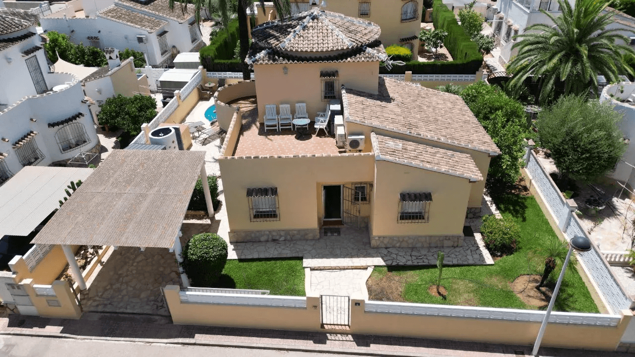 Sehr gepflegte Villa in ruhiger Wohnlage mit Privatpool in Meernähe