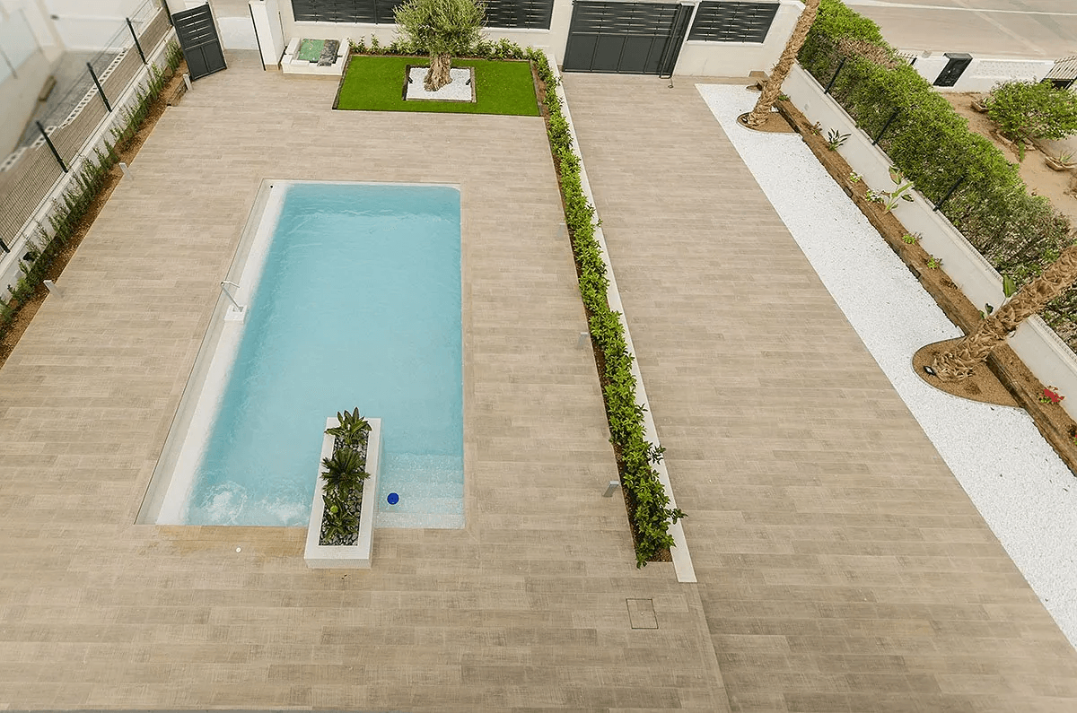 Villas exclusives avec 3 - 4 chambres à coucher, 2 salles de bains, W.C., toit-terrasse et piscine privée à seulement 600 m de la plage