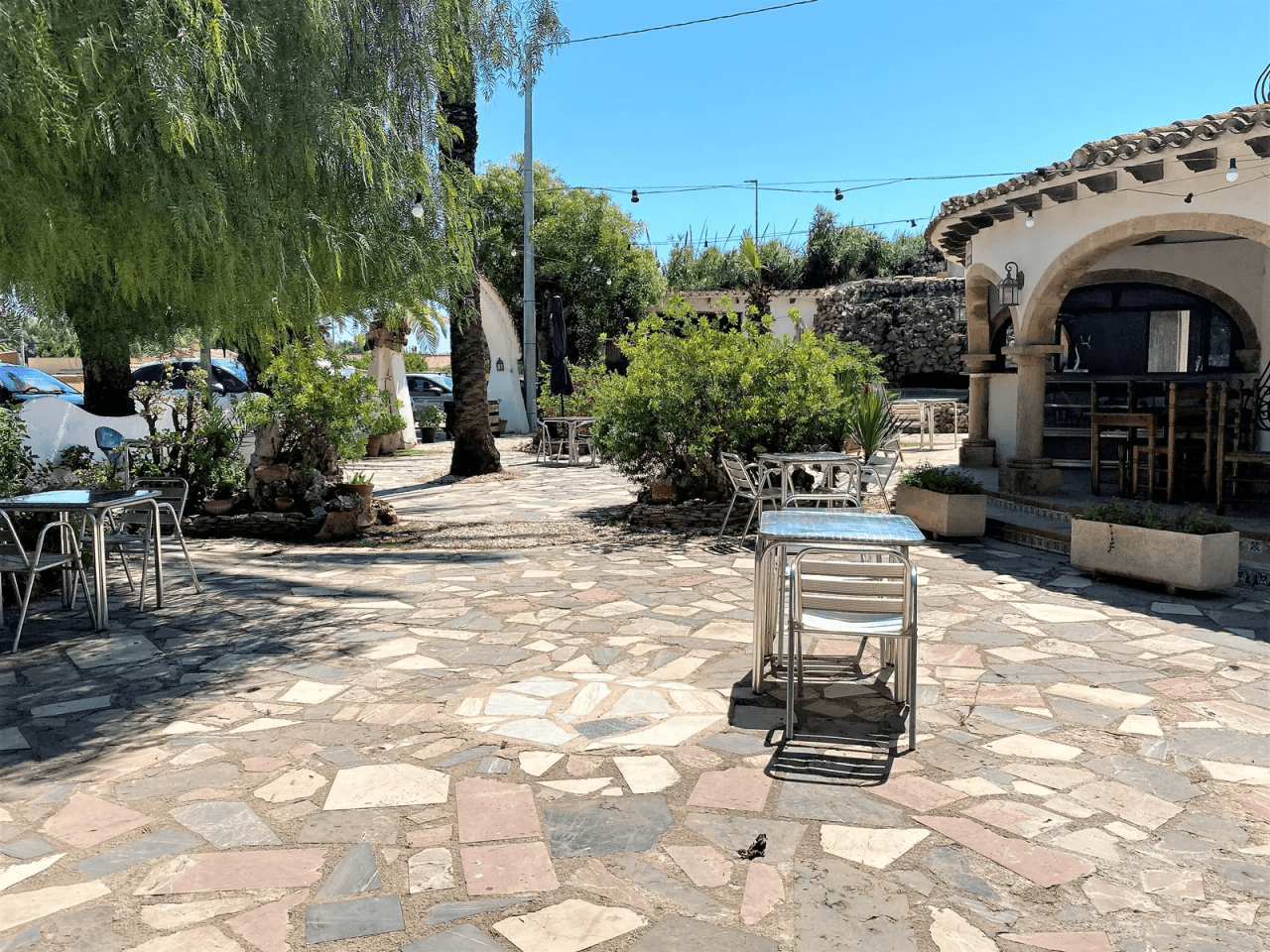 Restaurant avec piscine, grand terrain en excellent emplacement, maison, garage et plus.