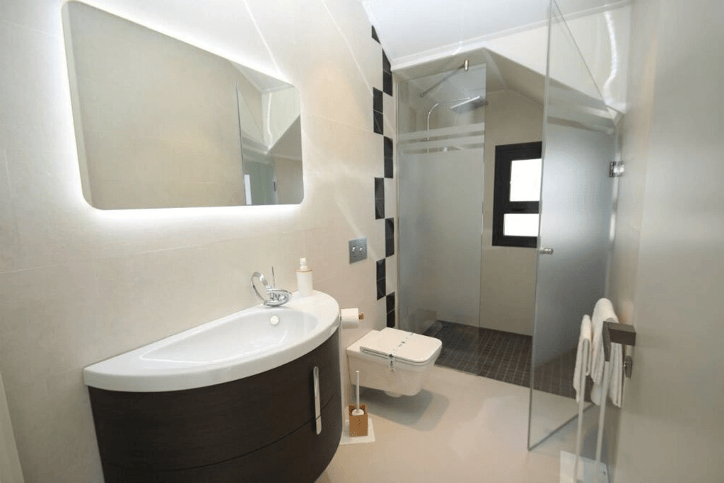 Villas exclusives avec 4 chambres à coucher, 4 salles de bains, toit-terrasse et piscine privée à seulement 600 m de la plage
