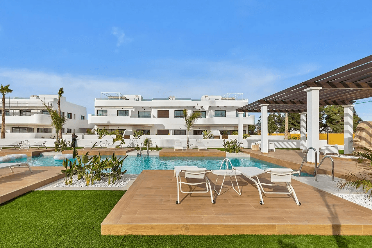 Áticos de 2 dormitorios y 2 baños con solárium, piscina comunitaria y parking privado junto al La Serena Golfresort