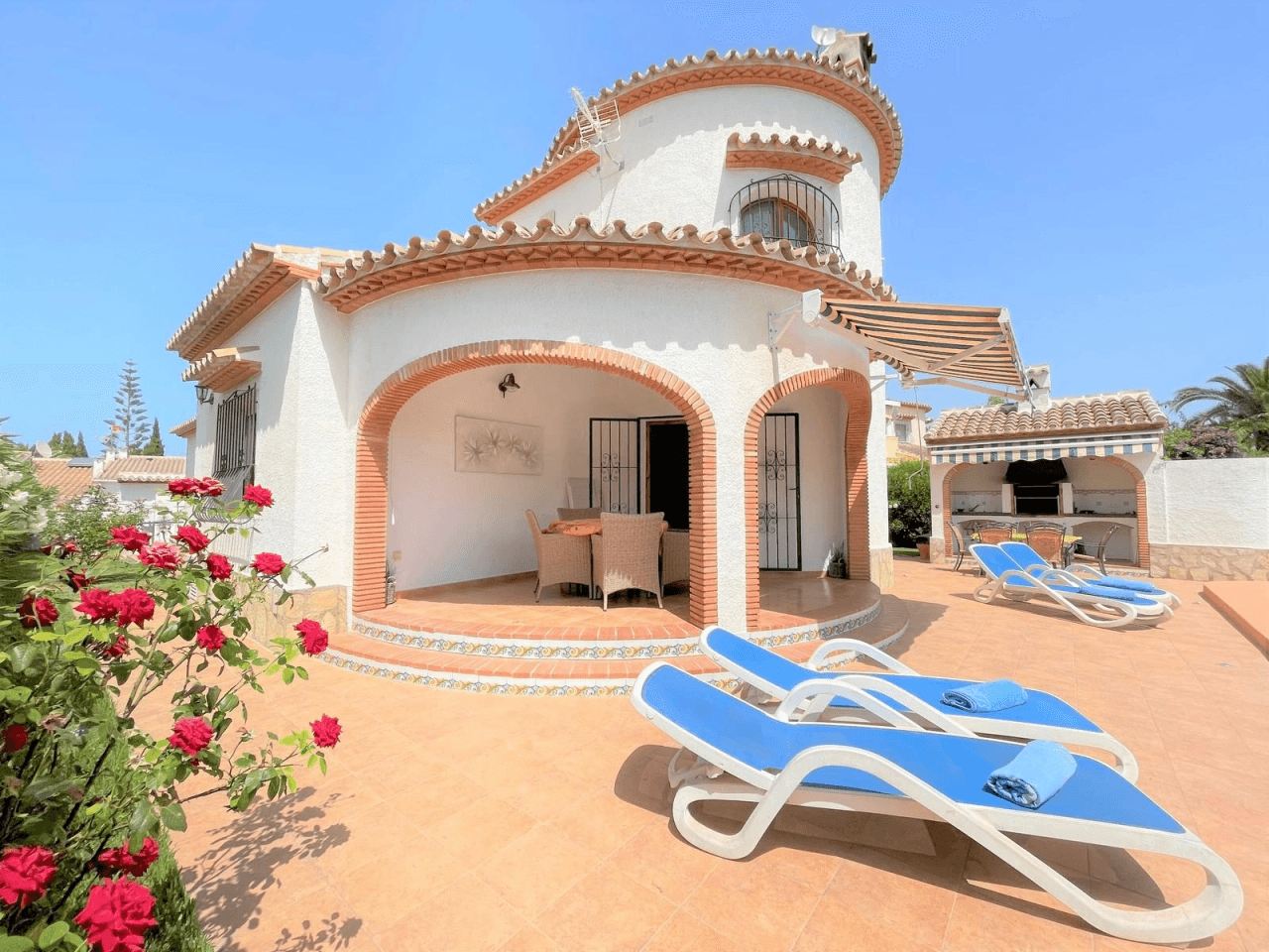 Schöne gepflegte Villa mit mediterranem Garten, großen Privatpool und Klimaanlagen