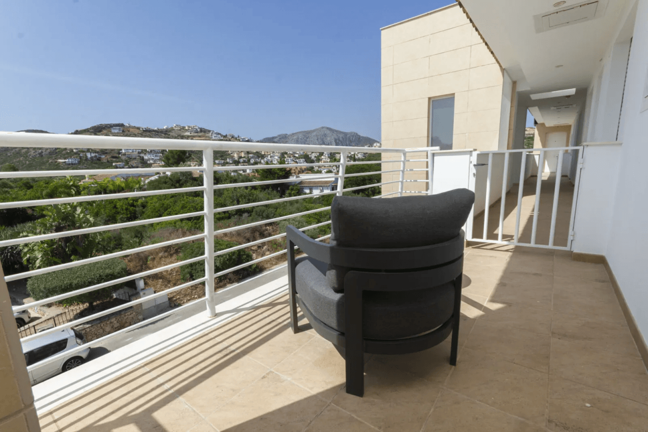 Superbe appartement duplex penthouse de 2 chambres dans un endroit calme avec vue imprenable sur le Monte Pego