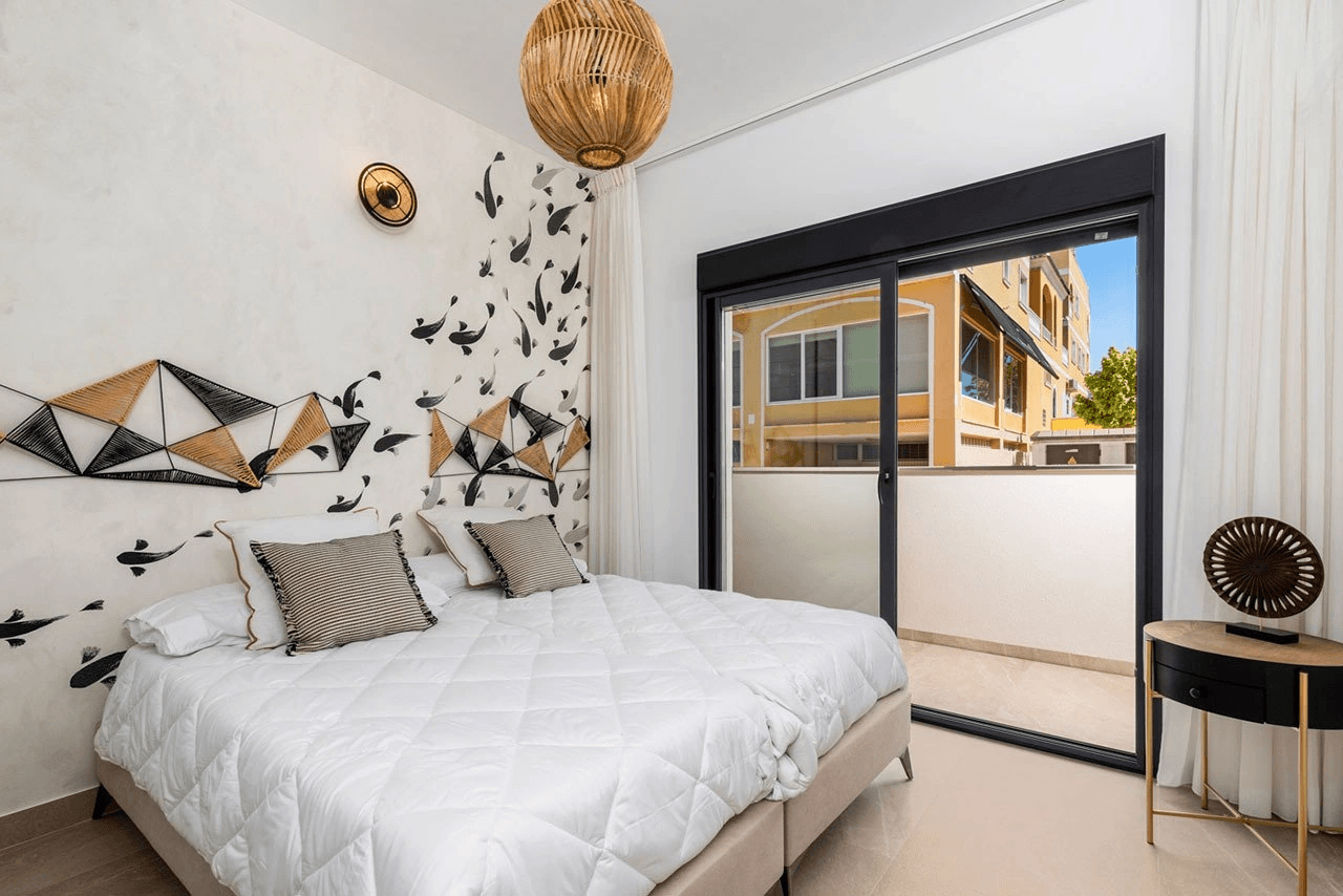 Appartements avec 3 chambres, 2 salles de bain, cuisine équipée moderne avec des appareils électriques et piscine communautaire