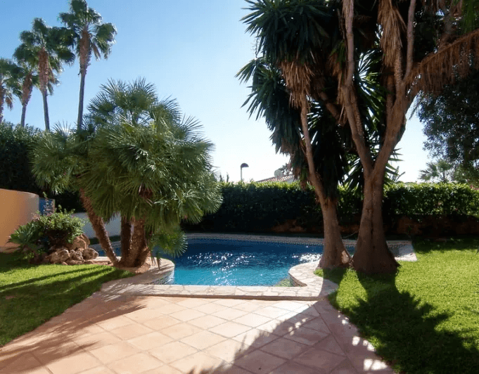 Neuere Villa mit 4 Schlafzimmer zu Verkaufen in Moraira