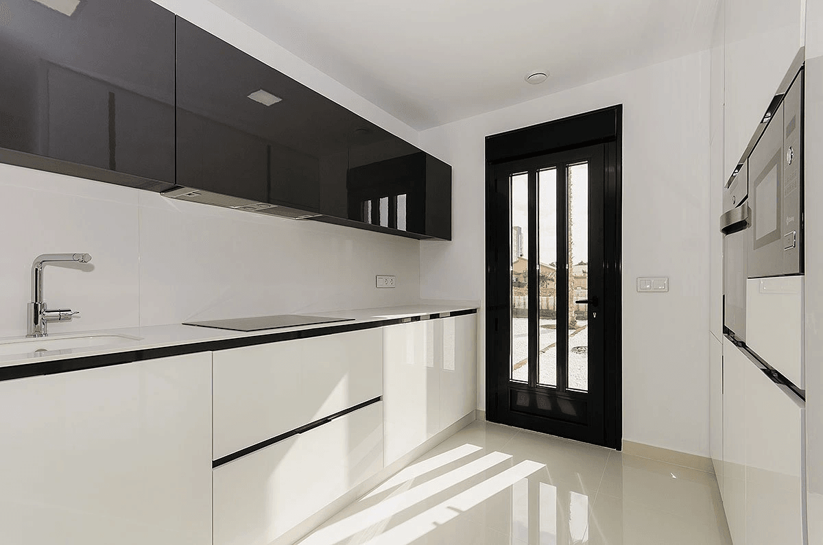 Villas exclusives avec 3 - 4 chambres à coucher, 2 salles de bains, W.C., toit-terrasse et piscine privée à seulement 600 m de la plage