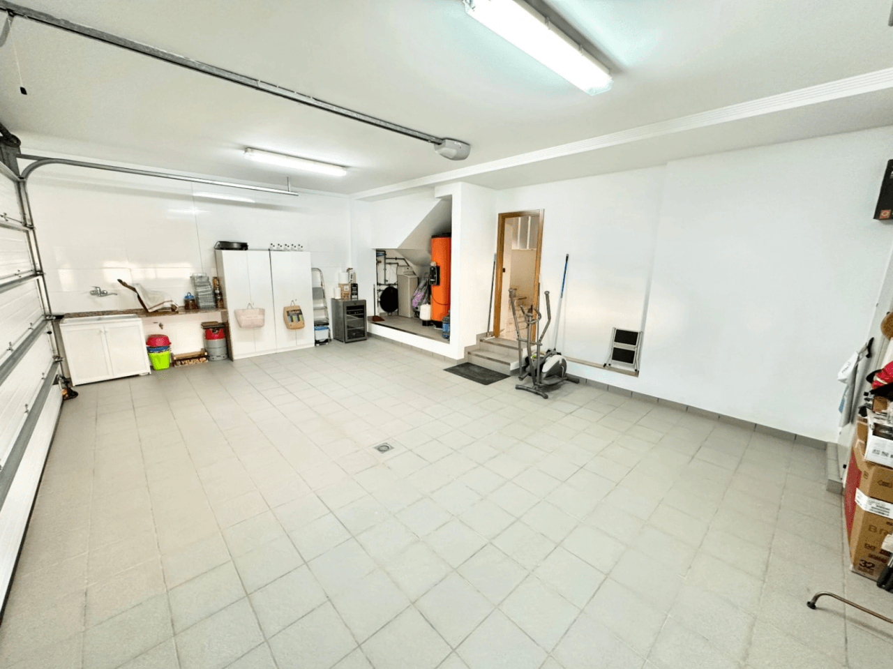 Espace, Lumière et Design dans une Maison Unique à Pego