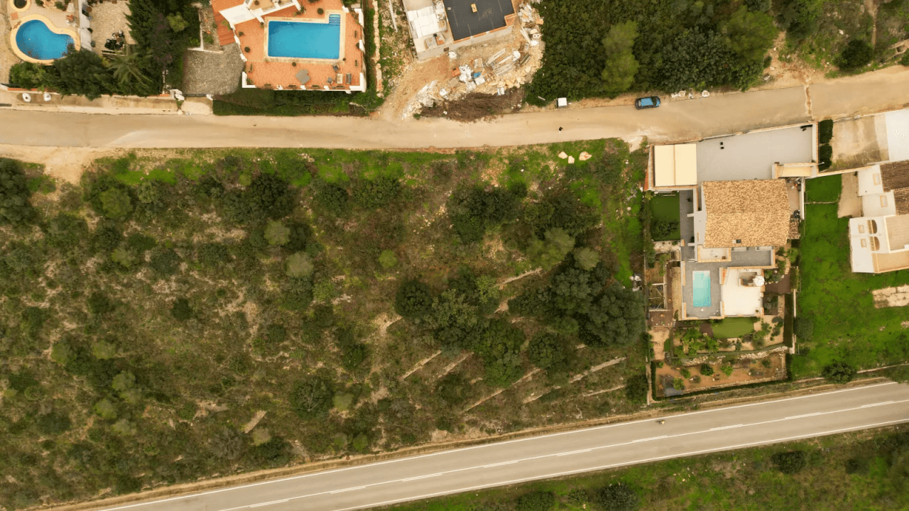 Parcelle optimale avec vue panoramique et proche du centre du village