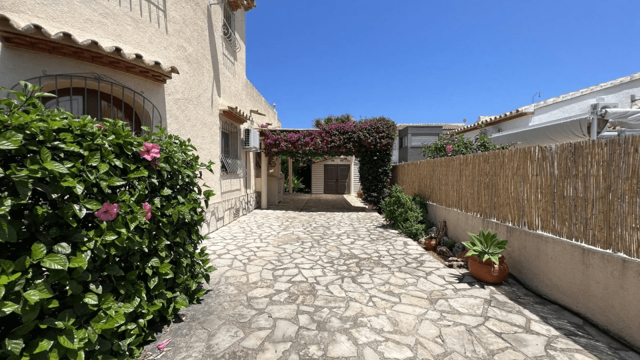 Sehr gepflegte Villa, ruhig und sonnig, nur 500 Meter zum Meer
