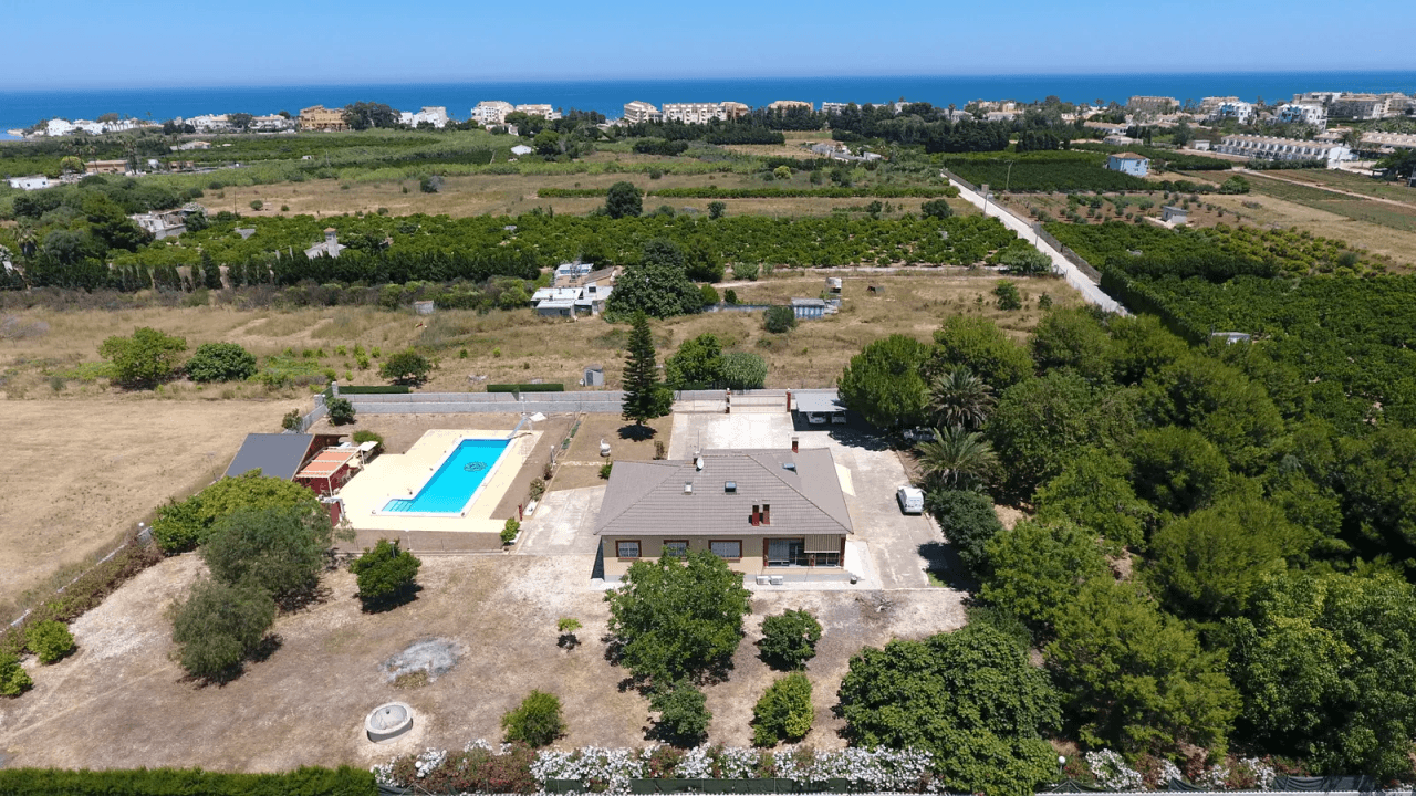 Magnifique villa de 4 chambres avec grande piscine sur un terrain très privé et proche de la plage.