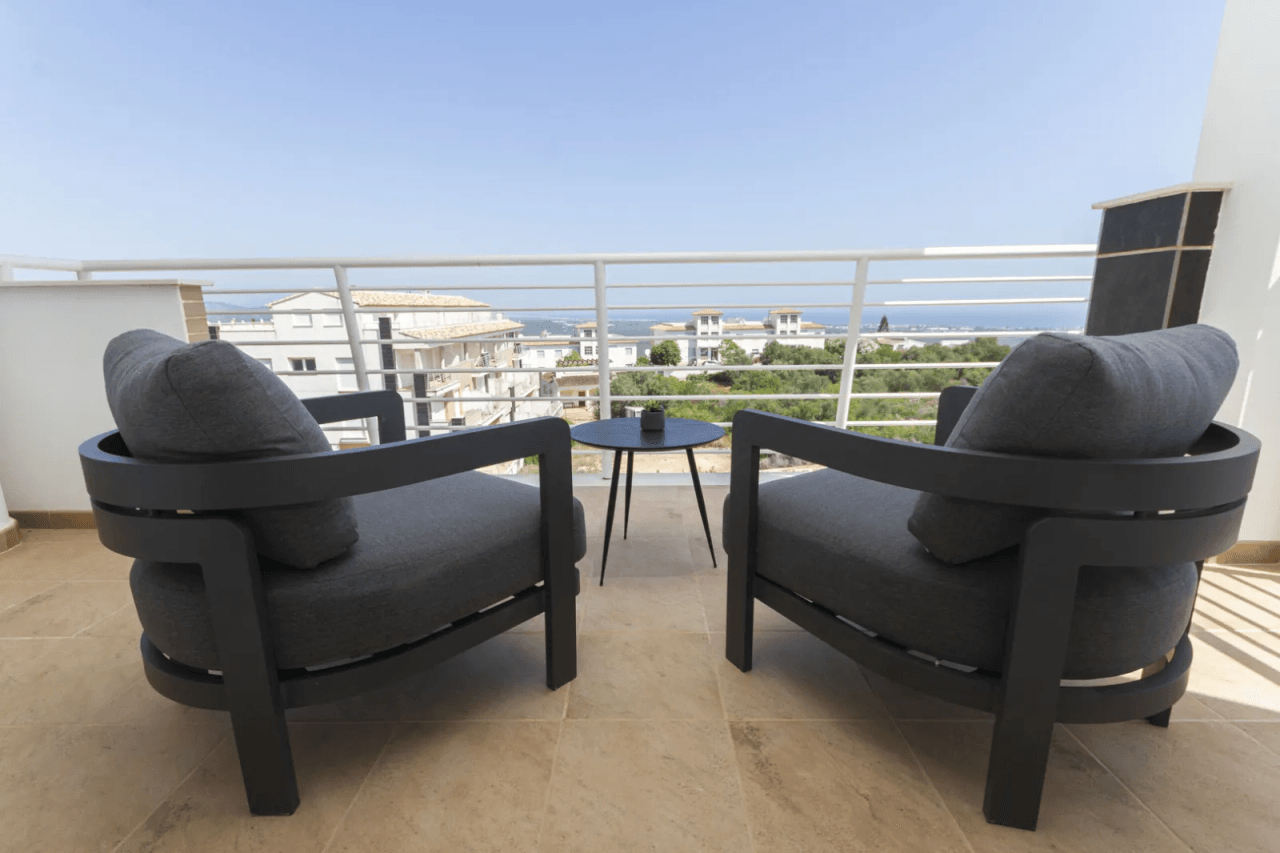 Superbe appartement duplex penthouse de 2 chambres dans un endroit calme avec vue imprenable sur le Monte Pego