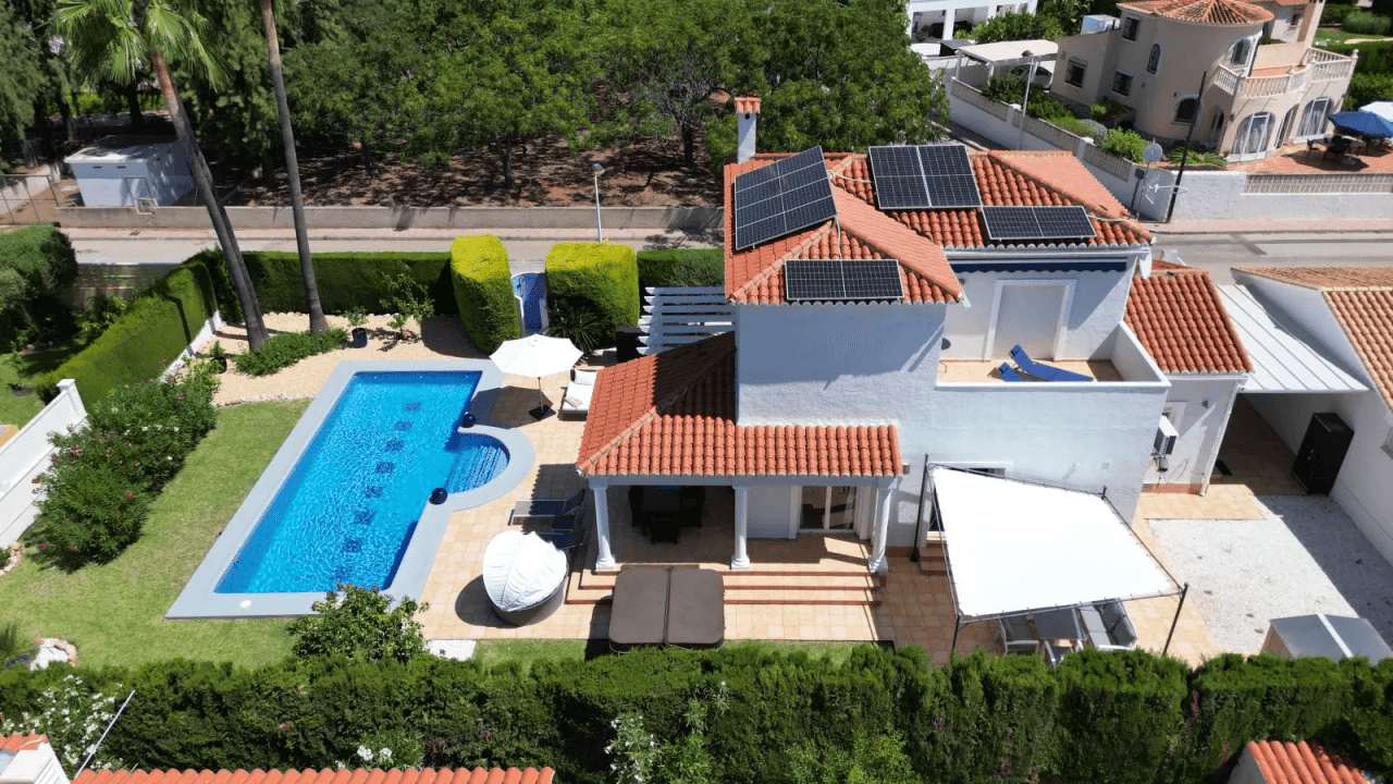 Meernahe Villa in Els Poblets mit Salzwasserpool und großem Grundstück, 3 Schlafzimmern, Gas-Zentralheizung und Zentral-Klimaanlage.