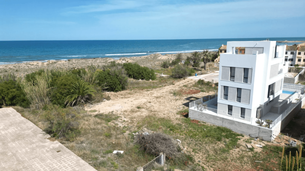Villa de lujo de nueva construcción con acceso directo a la playa a poca distancia del puerto y del campo de golf.