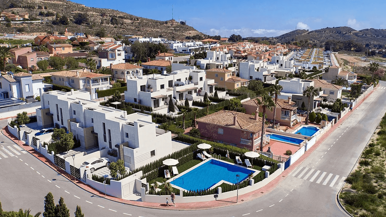 Modernes maisons mitoyennes de 3 chambres avec piscine communautaire dans un cadre magnifique