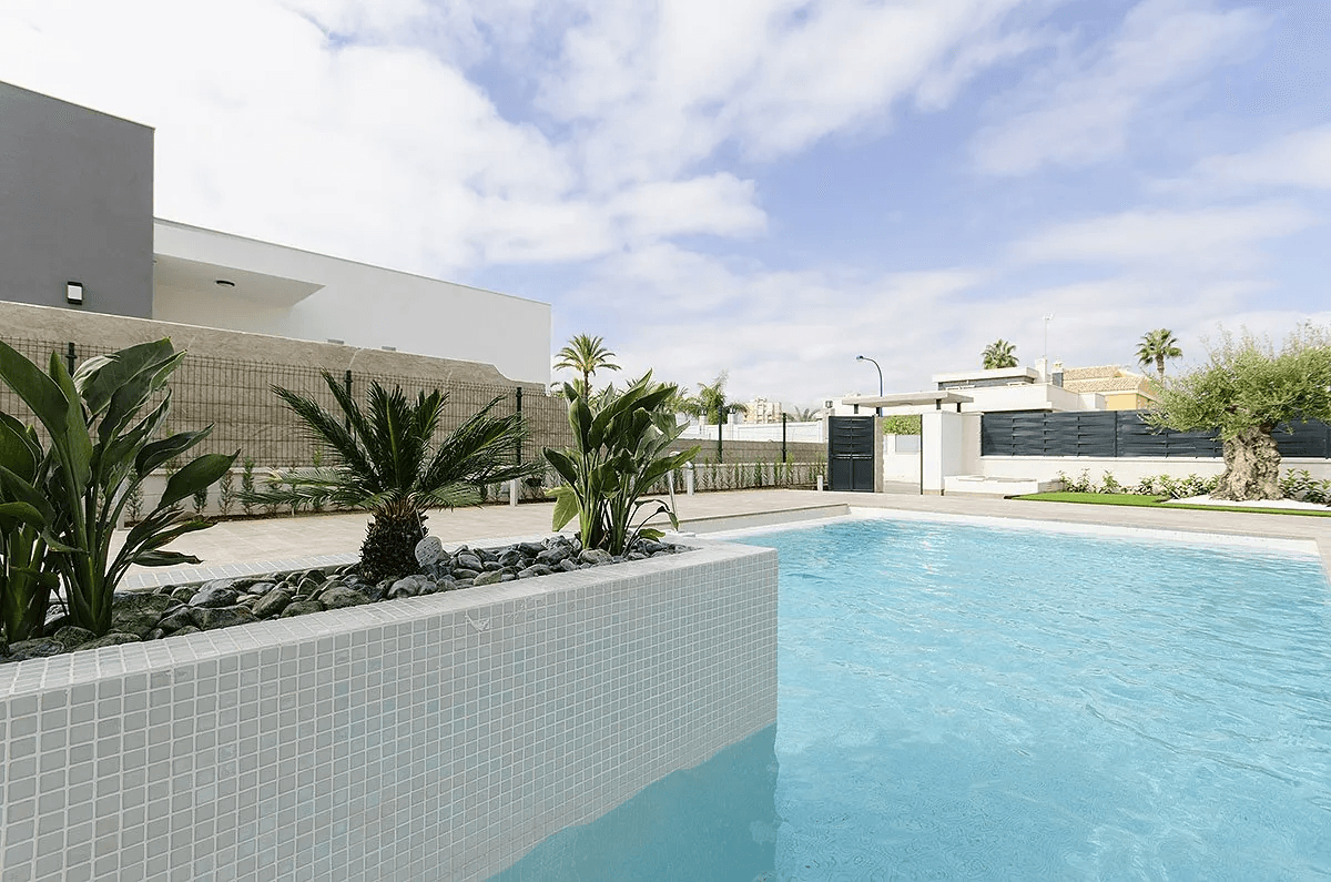Villas exclusives avec 3 - 4 chambres à coucher, 2 salles de bains, W.C., toit-terrasse et piscine privée à seulement 600 m de la plage