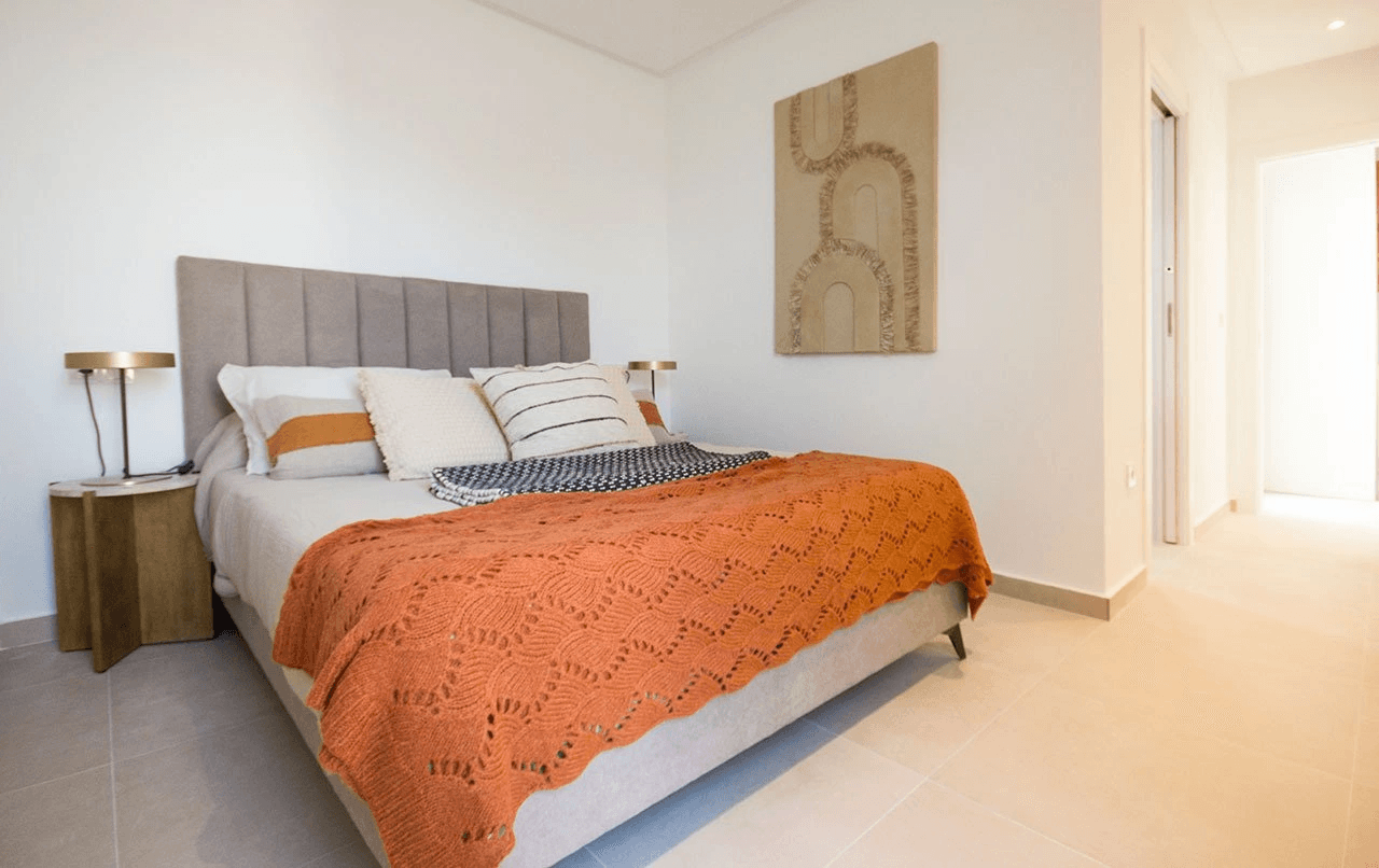 Appartements au rez-de-chaussée avec 3 chambres, 2 salles de bains, parking privé et piscine communautaire