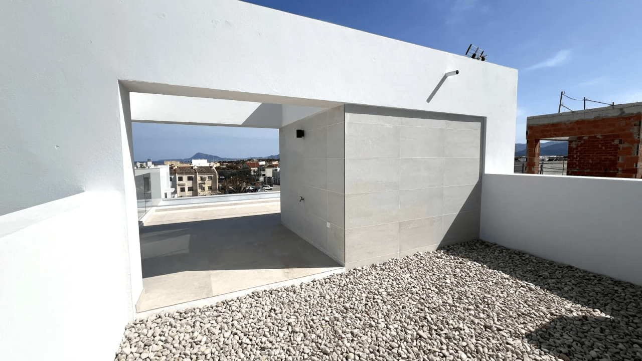 Villa de lujo de nueva construcción con acceso directo a la playa a poca distancia del puerto y del campo de golf.