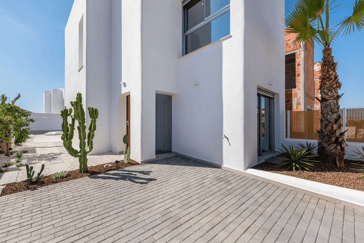 Villas de dos plantas con 3 dormitorios, 2 baños, preinstalación aire acondicionado y piscina privada en el campo La Serena Golf
