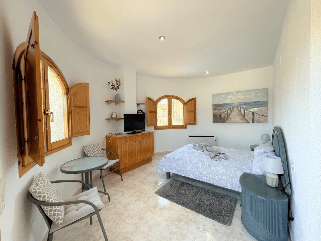 Schöne gepflegte Villa mit mediterranem Garten, großen Privatpool und Klimaanlagen