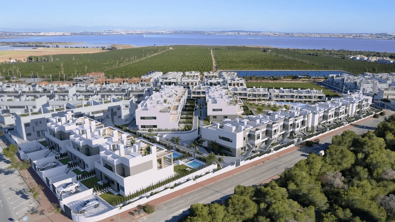Appartements avec 3 chambres, 2 salles de bain, parking privé, piscines communes et jacuzzis chauffés