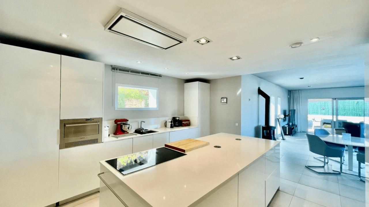 Villa zu verkaufen in Orba: Minimalistischer Luxus mit fantastischer Aussicht