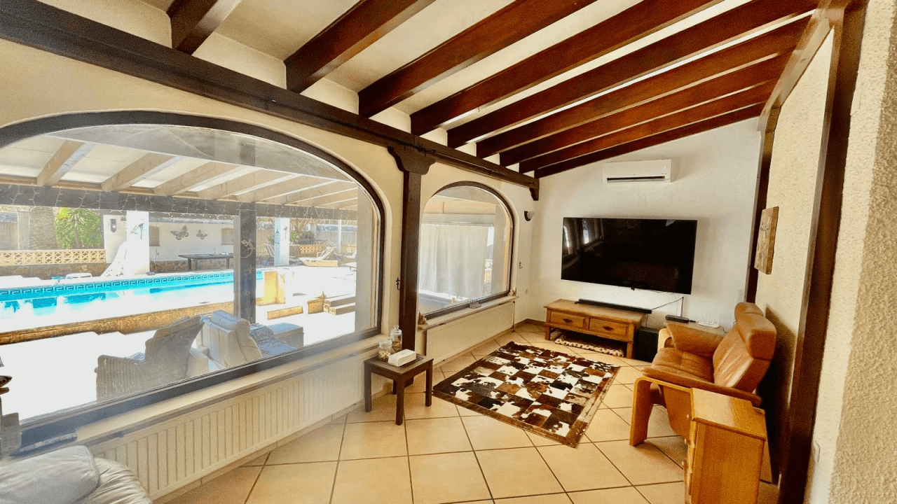 Villa à vendre à Alcalali : terrain privé et spacieux exposé sud, accessible à pied