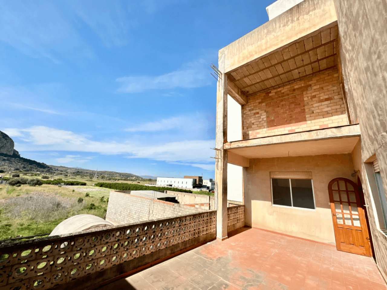 Opportunité : Immeuble avec Jardin de 180 m² et Toit-terrasse avec Vue sur la Mer